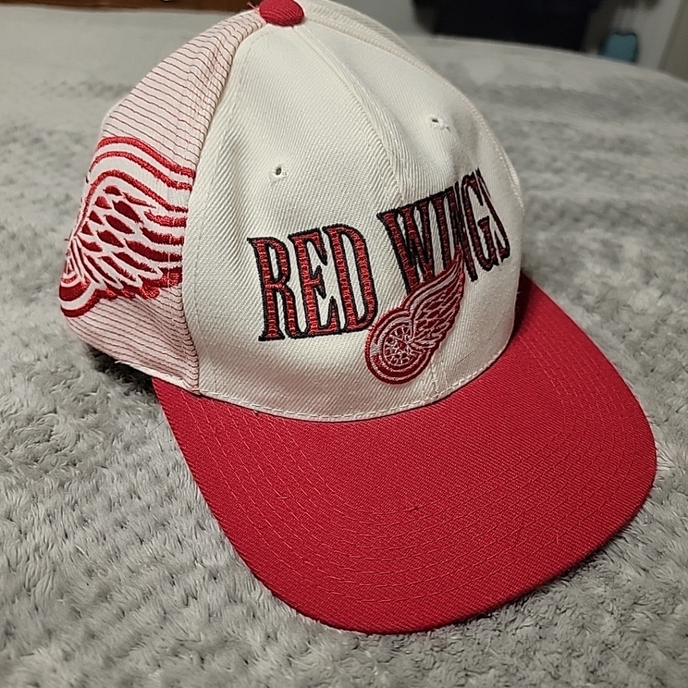This vintage 1990's Detroit Red Wings snapback hat by Sports Specialties feature